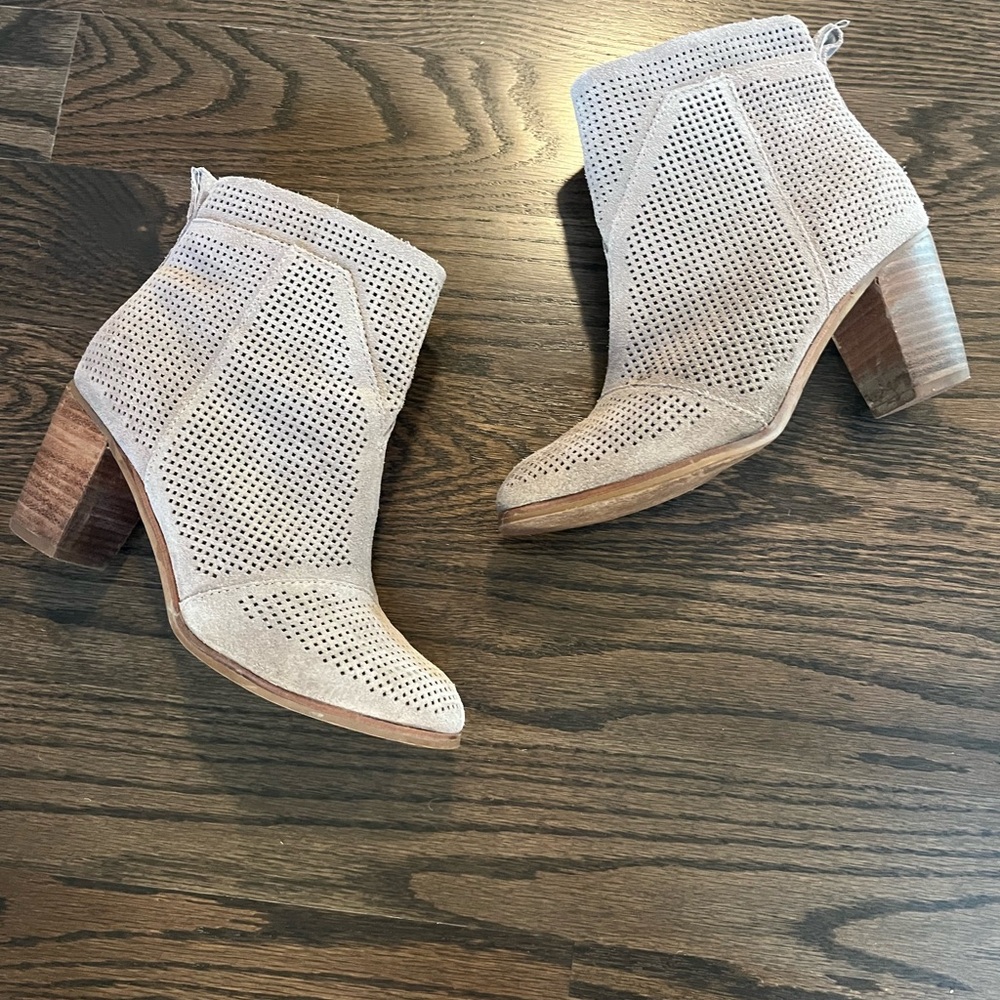 Tom’s women’s size 6 Perforated Tan Ankle Boots suede Majorca stucco